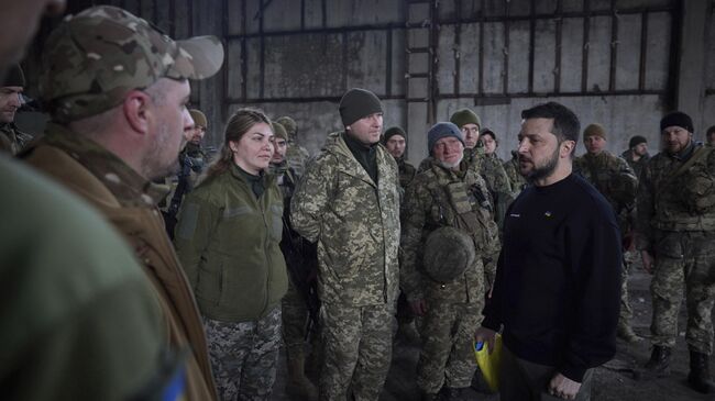 Фотография предполагаемой встречи президента Украины Владимира Зеленского с военнослужащими в Артемовске (Бахмуте), распространенная пресс-службой Президента Украины