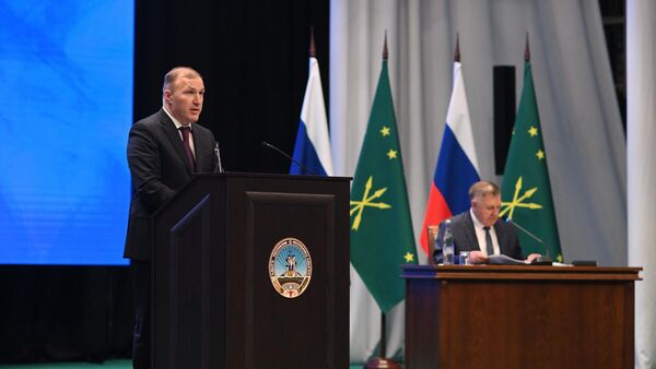 Глава Адыгеи Мурат Кумпилов во время отчета об итогах работы Кабинета министров РА в 2022 году