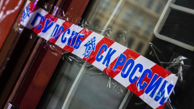 Вход в бар на ул. Ломоносова, 2 в Санкт-Петербурге, опечатанный сигнальной лентой с надписью ГСУ по СПб СК России