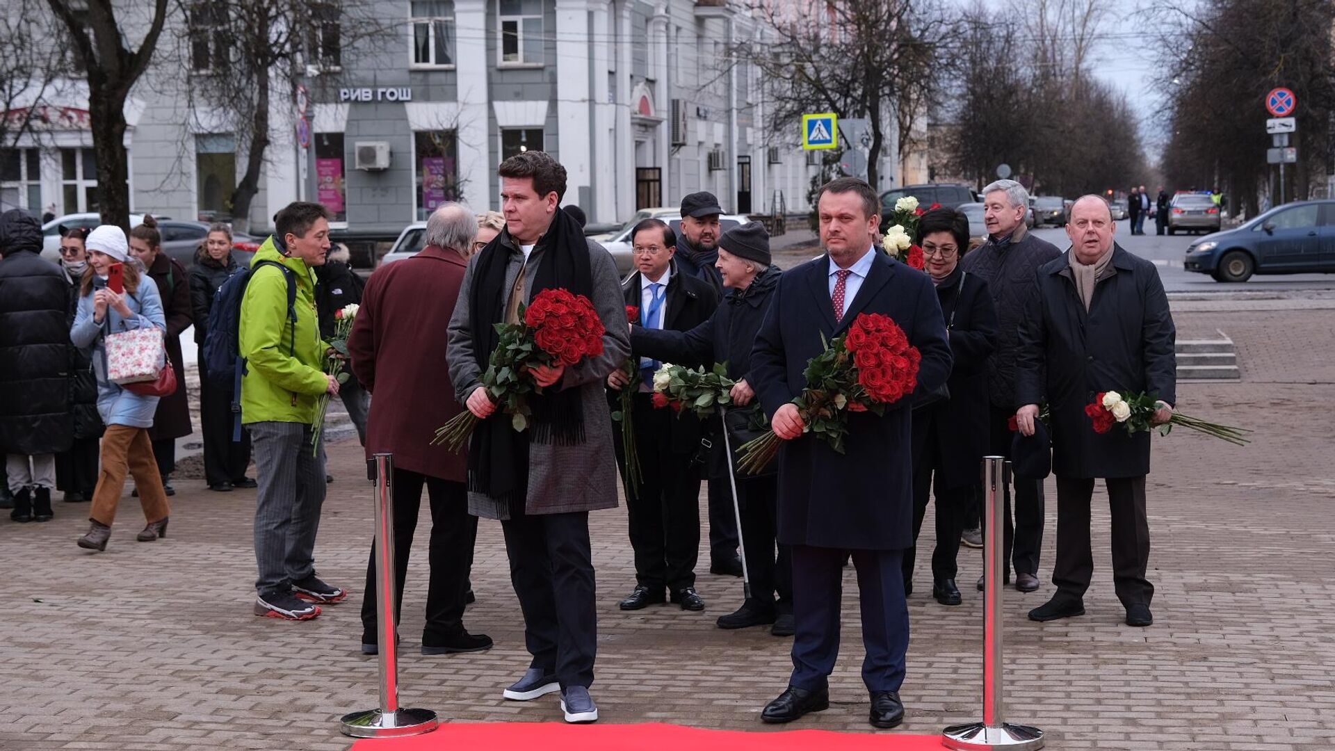 Губернатор Новгородской области Андрей Никитин вместе с народным артистом России Денисом Мацуевым и членами жюри I Международного юношеского конкурса пианистов имени С.В. Рахманинова возложил цветы к памятнику Рахманинову в центре Великого Новгорода. - РИА Новости, 1920, 22.03.2023