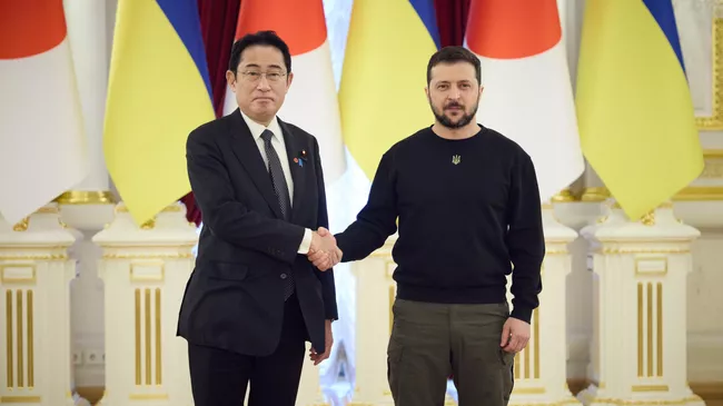 Премьер-министр Японии Фумио Кисида и президент Украины Владимир Зеленский