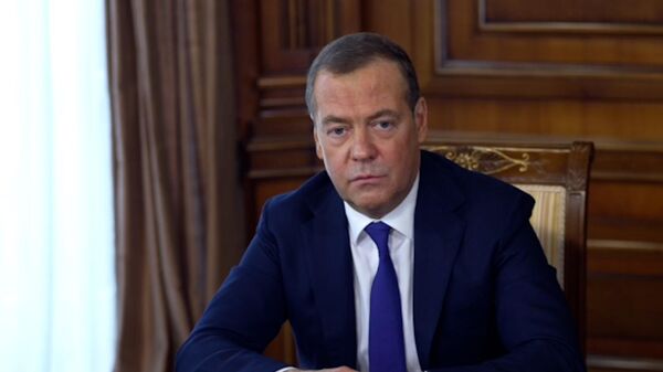Медведев о работе предприятий ОПК: Хочу зачитать телеграммы Сталина директорам заводов