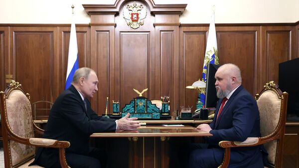 Президент РФ Владимир Путин и губернатор Кемеровской области Сергей Цивилев во время встречи