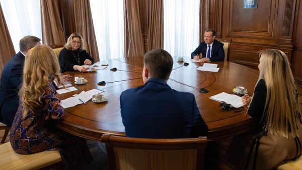  Заместитель председателя Совета безопасности РФ Дмитрий Медведев во время интервью российским СМИ