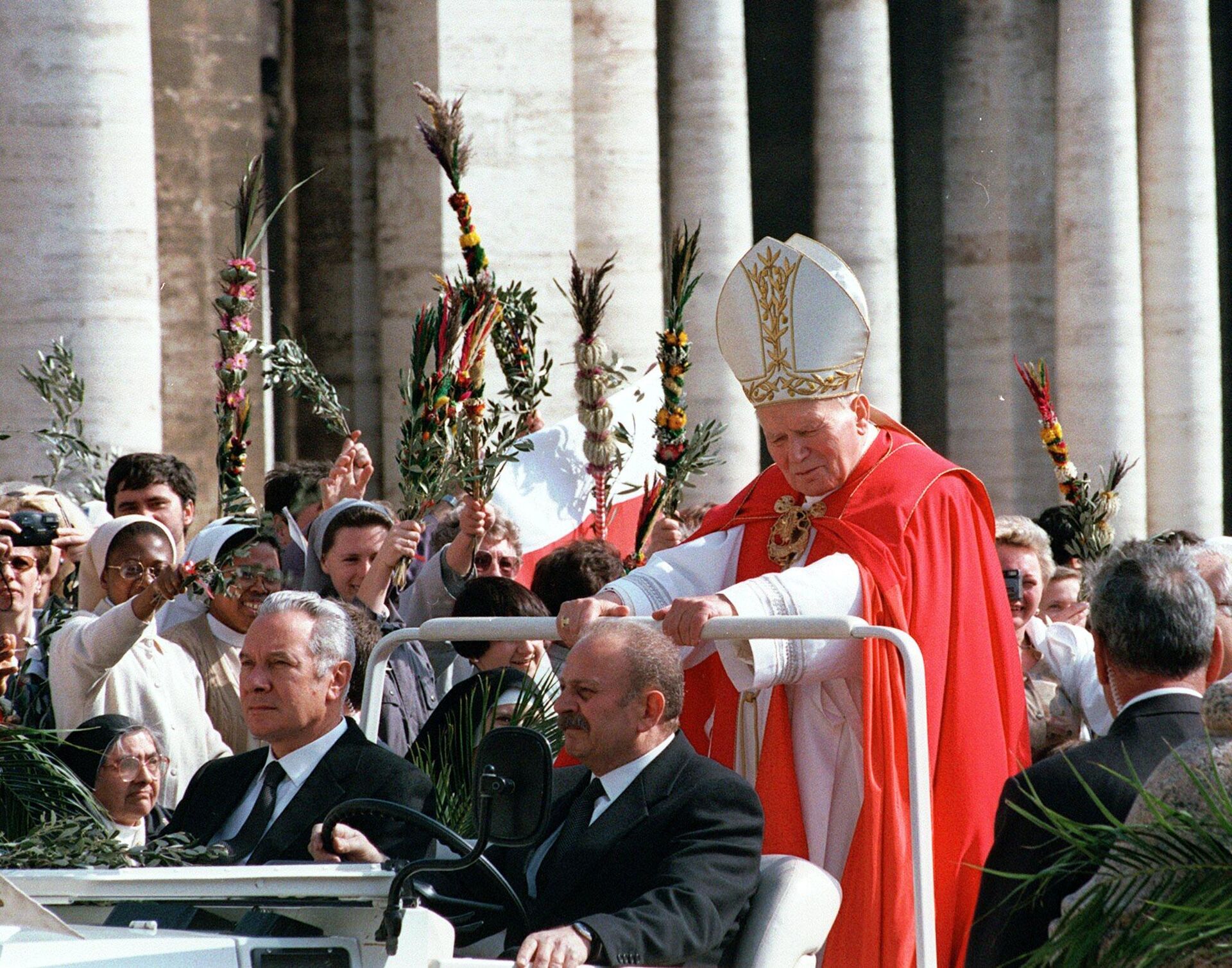 Папа Иоанн Павел II на площади Святого Петра во время празднования Вербного воскресенья в Ватикане - РИА Новости, 1920, 23.03.2023