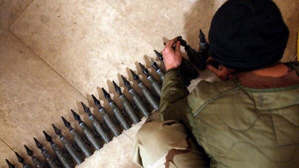 Военнослужащий США пересчитывает снаряды с обедненным ураном на военной базе США в Тикрите
