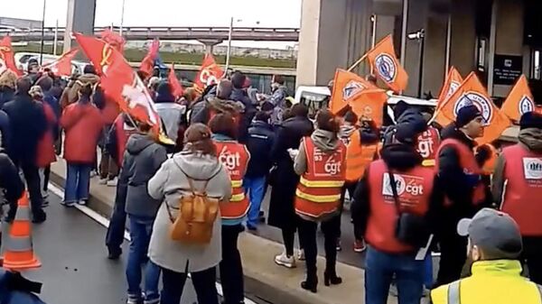 Сотрудники крупнейшего аэропорта Франции Шарль-де-Голль блокировали проезд к терминалам