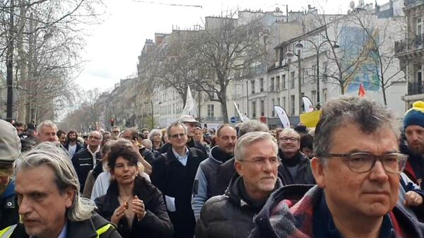 Макрон, уходи. Акция протеста в Париже