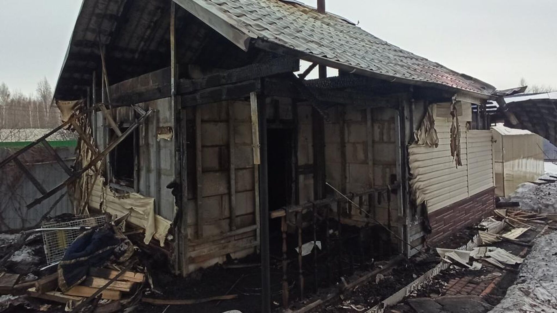 Последствия пожара в бане, расположенной по улице Янтарной в городе Тюмень - РИА Новости, 1920, 23.03.2023