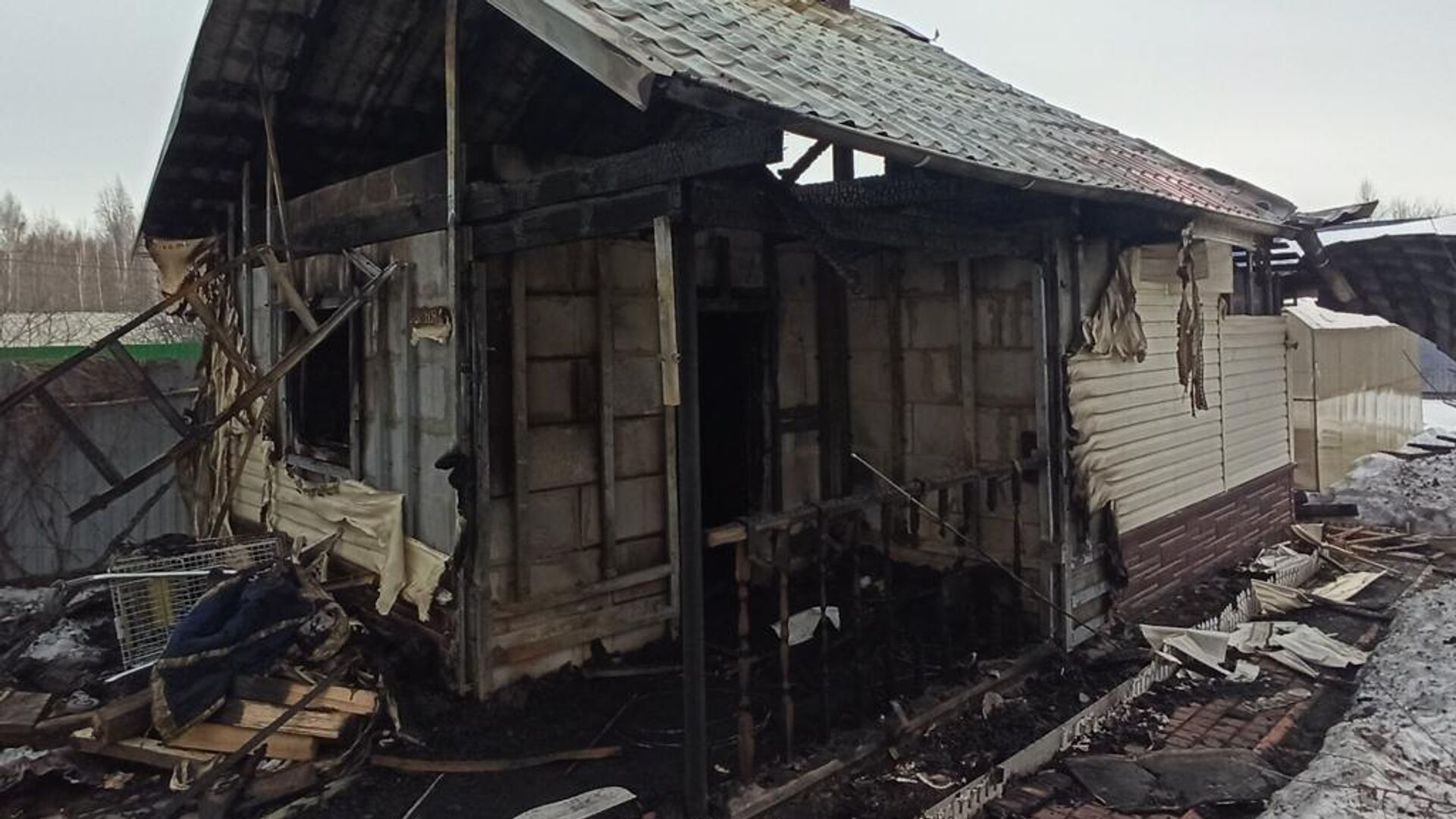 Последствия пожара в бане, расположенной по улице Янтарной в городе Тюмень - РИА Новости, 1920, 23.03.2023