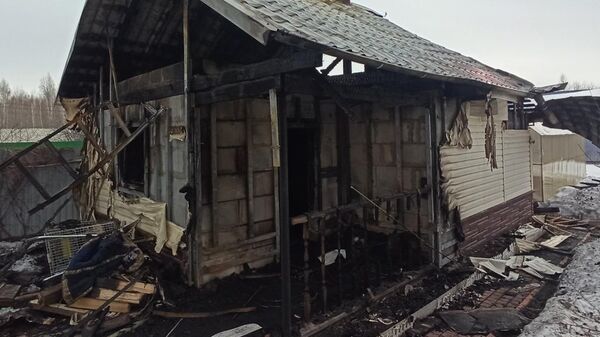 Последствия пожара в бане, расположенной по улице Янтарной в городе Тюмень