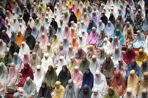 Индонезийские мусульмане совершают вечернюю молитву под названием таравих, посвященную первому кануну священного месяца Рамадан, в мечети Истикляль в Джакарте