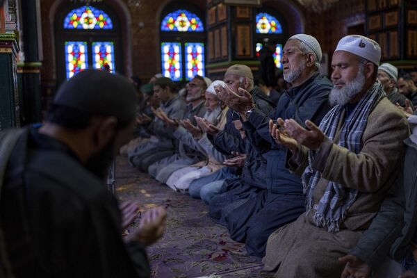 Кашмирские мусульмане молятся в храме в Сринагаре, Кашмир