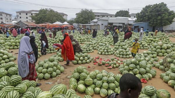 Сомалийцы покупают арбузы к священному месяцу Рамадан на рынке в Могадишо