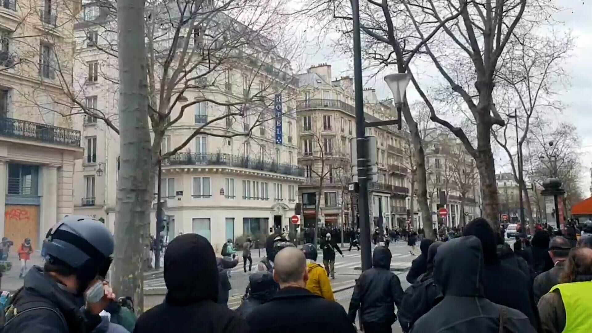 Погромы и беспорядки во время протеста против пенсионной реформы в Париже - РИА Новости, 1920, 23.03.2023