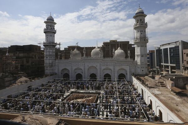 Люди совершают полуденную молитву в мечете Мохаббат-Хан в первый день священного для мусульман месяца Рамадан в Пешаваре, Пакистан