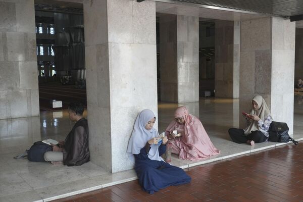 Мусульмане читают Коран в первый день Рамадана в мечети Истикляль в Джакарте, Индонезия