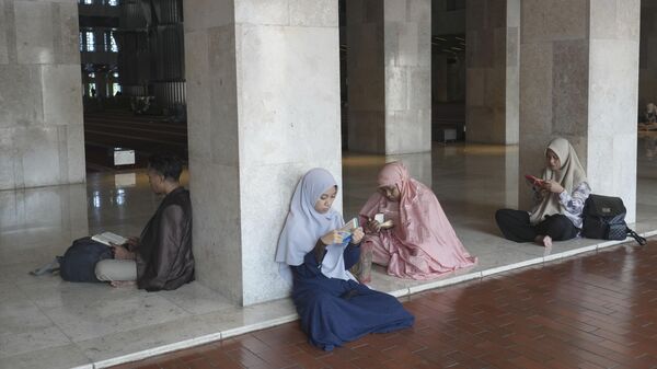 Мусульмане читают Коран в первый день Рамадана в мечети Истикляль в Джакарте, Индонезия