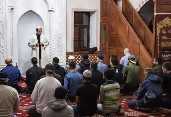 Верующие совершают намаз в первый день священного месяца Рамадан в мечети Кебир-Джами в Симферополе