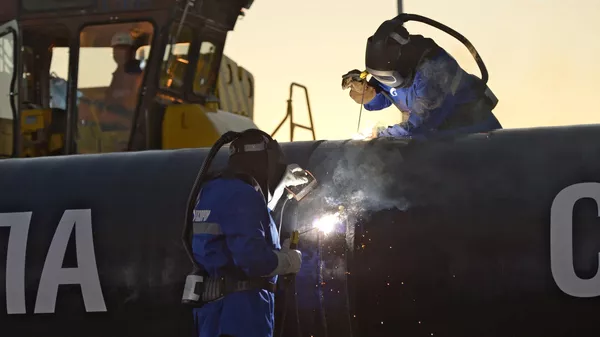 Сварка шва на церемонии соединения первого звена магистрального газопровода Сила Сибири. 2014 год 