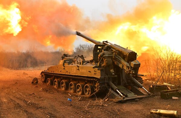 Орудие 2С5 Гиацинт-С ВС РФ ведет огонь в зоне СВО