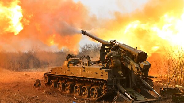 Расчет орудия 2С5 Гиацинт-С ВС РФ выполняет боевую задачу в зоне СВО. Архивное фото