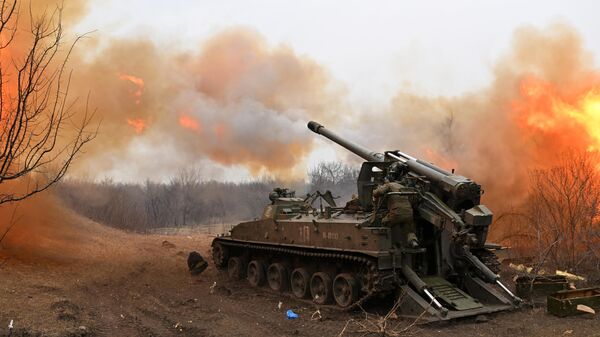 Орудие 2С5 Гиацинт-С ВС России ведет огонь на Донецком направлении