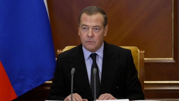 Медведев читает телеграмму Сталина директорам заводов ОПК