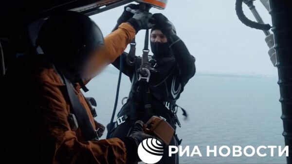 Тренировка экипажа поисково-спасательной службы, где отрабатывалась эвакуация летчиков в открытом море. Кадр видео