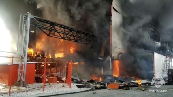 Пожар в здании научно-производственного комплекса в городе Арамиль Свердловской области. Кадр видео