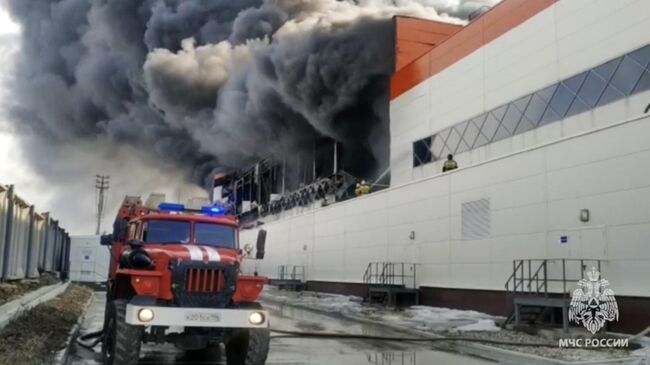 Пожар в здании научно-производственного комплекса в городе Арамиль Свердловской области. Кадр видео