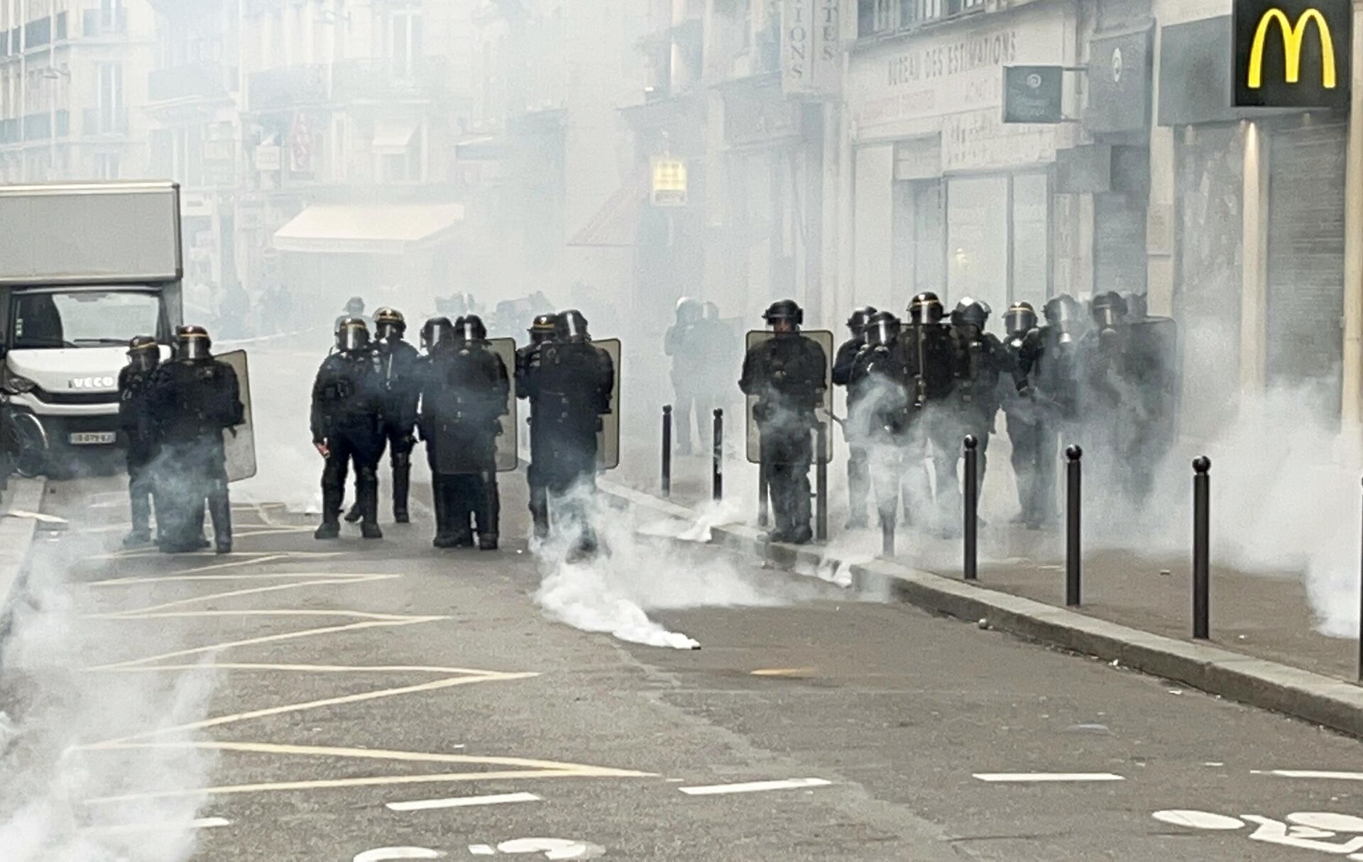 Сотрудники полиции на акции протеста против пенсионной реформы на одной из улиц в Париже - РИА Новости, 1920, 24.03.2023