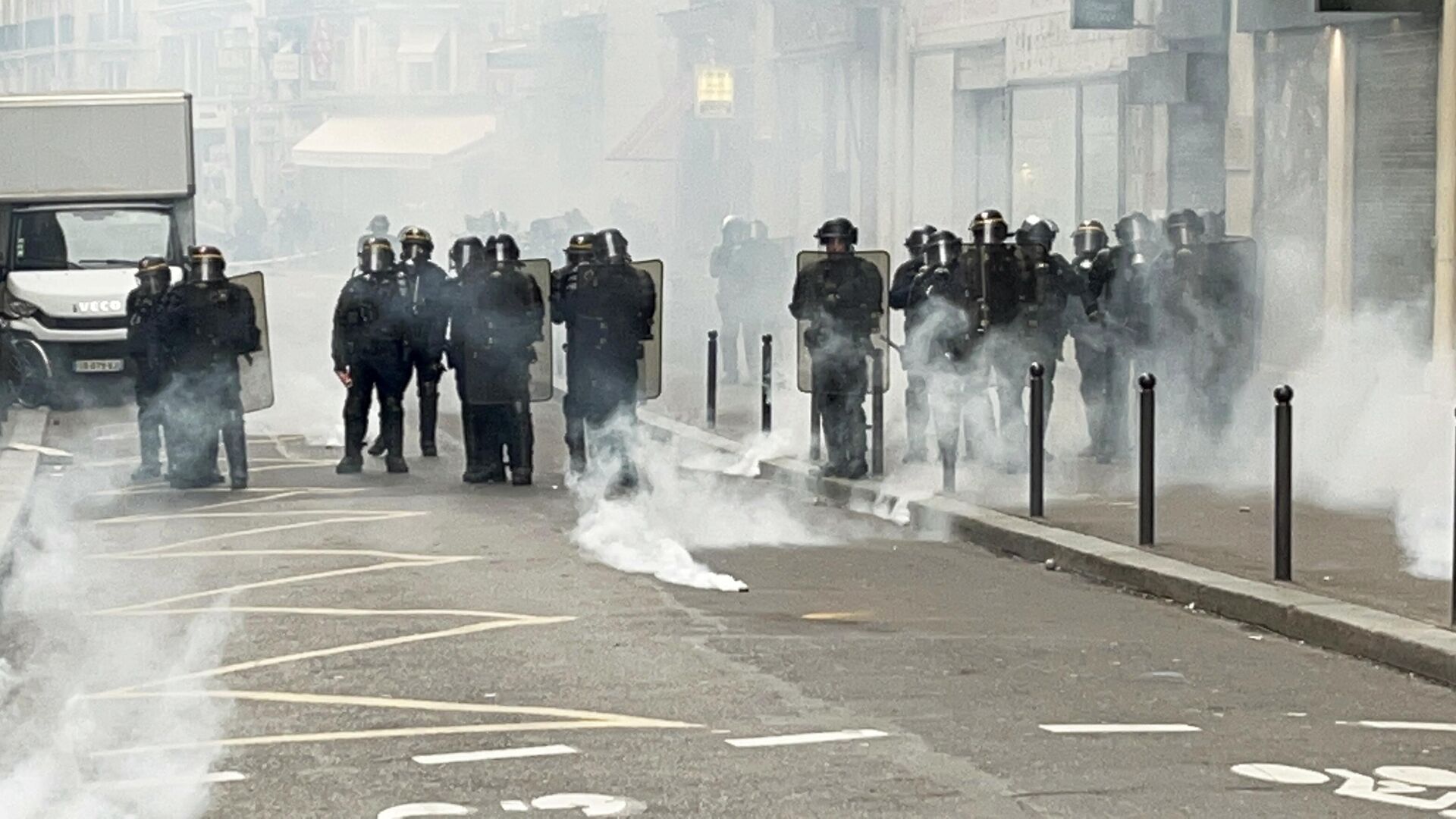 Сотрудники полиции на акции протеста против пенсионной реформы на одной из улиц в Париже - РИА Новости, 1920, 24.03.2023