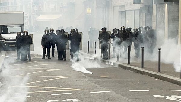 Сотрудники полиции на акции протеста против пенсионной реформы на одной из улиц в Париже