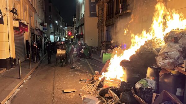 Возгорание мусора на акции протеста против пенсионной реформы на одной из улиц в Париже