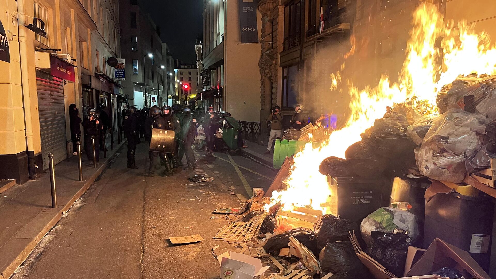 Возгорание мусора на акции протеста против пенсионной реформы на одной из улиц в Париже - РИА Новости, 1920, 17.04.2023