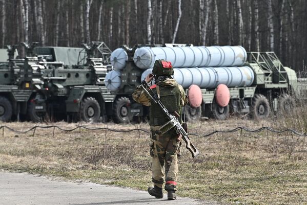 Военнослужащий зенитного ракетного полка, созданного в Лунинецком районе Брестской области для усиления системы ПВО Белоруссии на белорусско-украинской границе