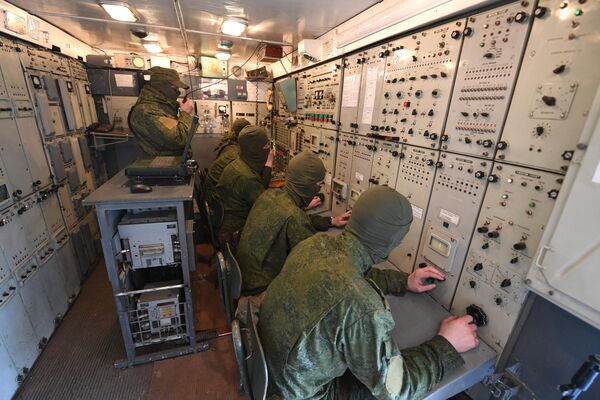 Военнослужащие зенитного ракетного полка, созданного в Лунинецком районе Брестской области для усиления системы ПВО Белоруссии на белорусско-украинской границе
