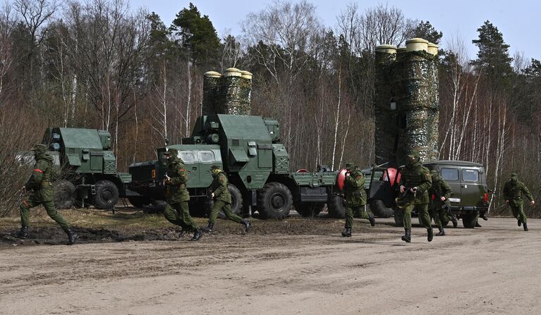 Военнослужащие зенитного ракетного полка, созданного в Лунинецком районе Брестской области для усиления системы ПВО Белоруссии на белорусско-украинской границе