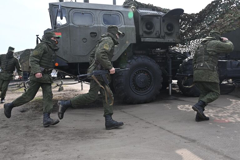 Военнослужащие зенитного ракетного полка, созданного в Лунинецком районе Брестской области для усиления системы ПВО Белоруссии на белорусско-украинской границе