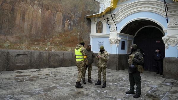 Сотрудники украинских спецслужб у входа в монастырский комплекс Киево-Печерской Лавры