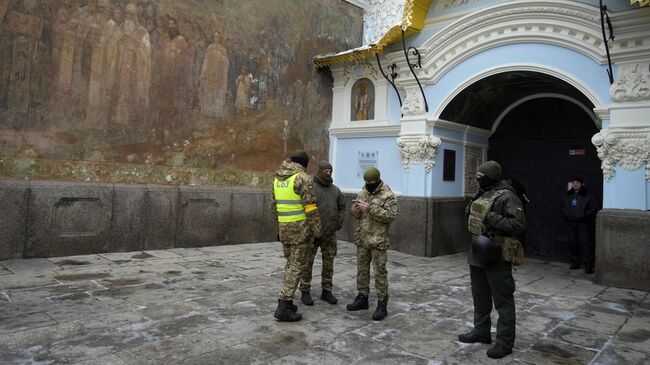 Сотрудники украинских спецслужб у входа в монастырский комплекс Киево-Печерской лавры