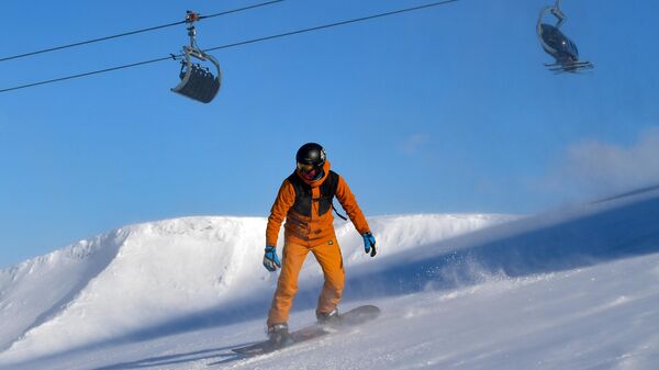 Лыжник на горнолыжном курорте Большой Вудьявр в Кировске
