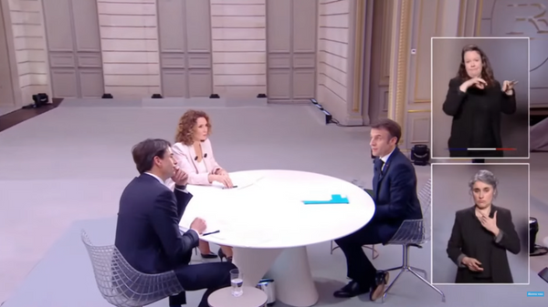 Эммануэль Макрон во время интервью TF1 и France 2