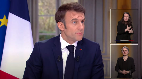 Эммануэль Макрон во время интервью TF1 и France 2