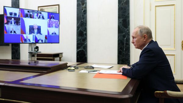 Президент России Владимир Путин проводит в режиме видеоконференции оперативное совещание с постоянными членами Совета безопасности России