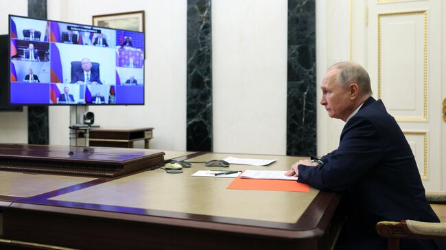 Президент России Владимир Путин проводит в режиме видеоконференции оперативное совещание с постоянными членами Совета безопасности России