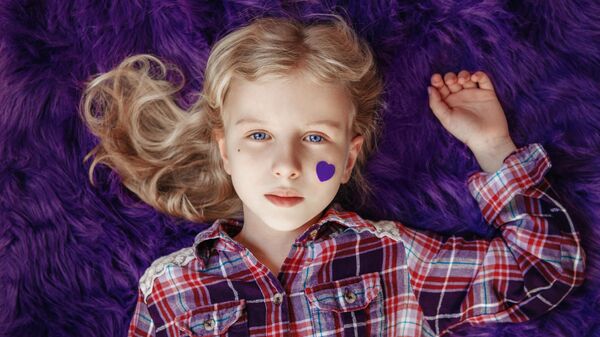 Девочка с фиолетовым сердцем на щеке - символом больных эпилепсией