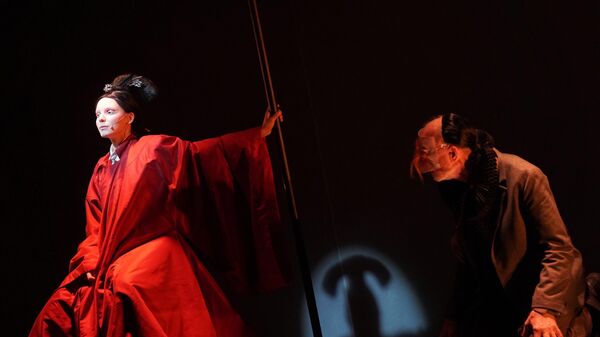 Актриса Василиса Перелыгина в роли Турандот во время показа спектакля Турандот в Театре на Бронной