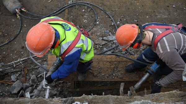 Рабочие во время капитального ремонта моста в Москве